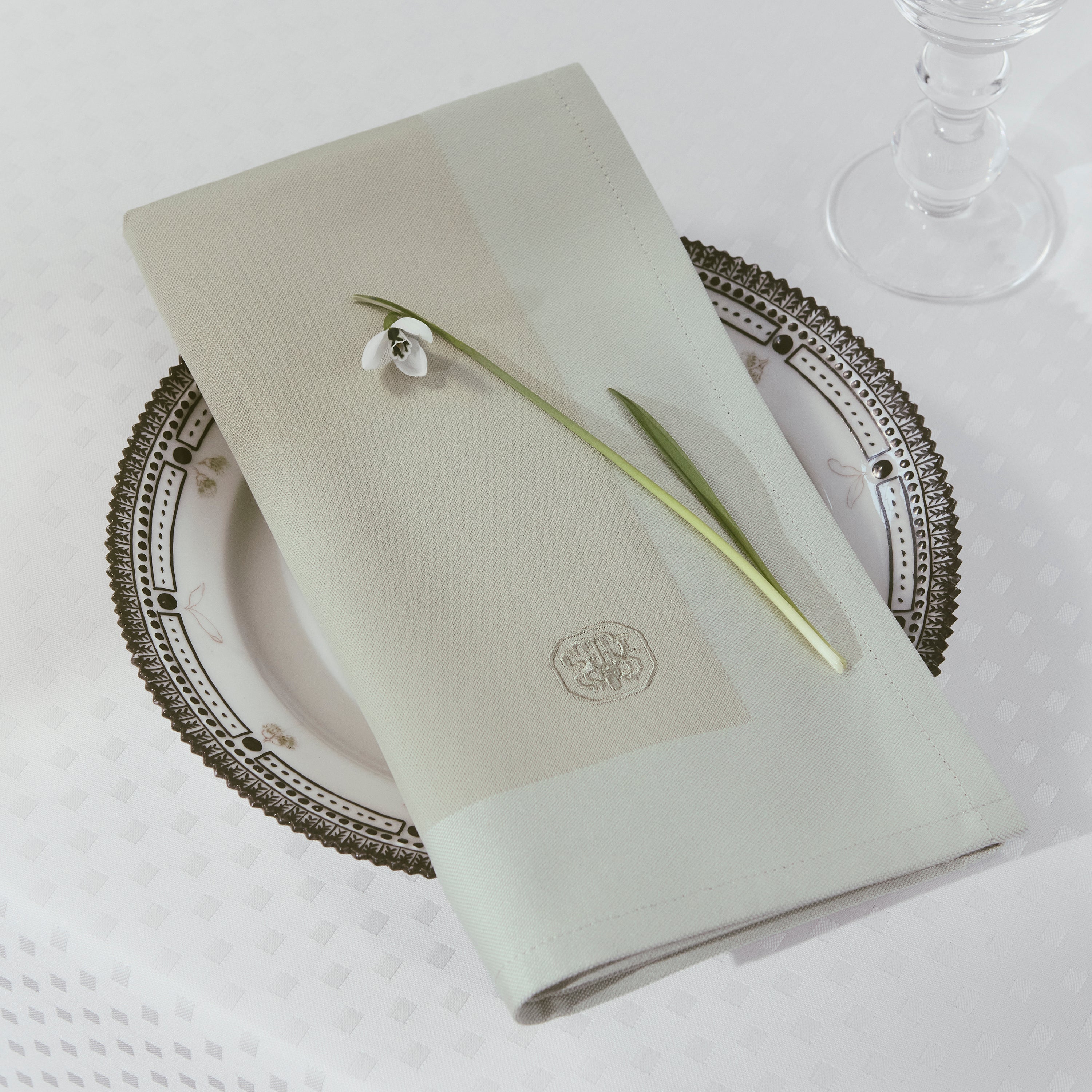 2 stk. Damask servietter med broderet logo